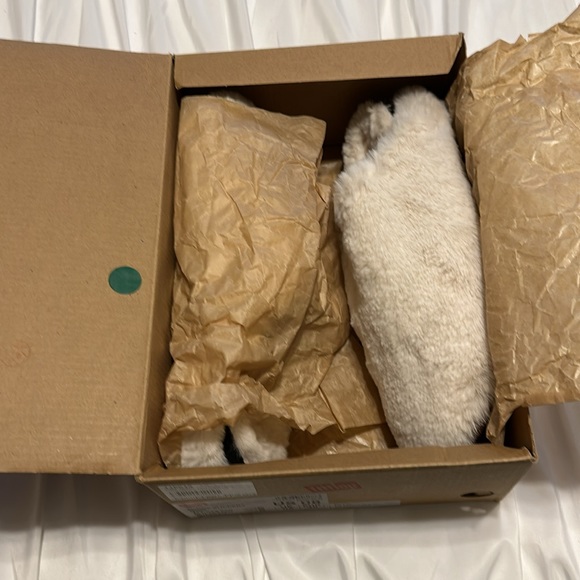 FitFlop NWT Furry faux fur Mink Ivory slippers size 8. New, unworn, in box. - Picture 5 of 6